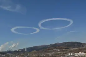 黑龙江鸡西市天空突然“吐”出奇怪“圆圈圈”！网友脑洞大开：是不是UFO来过了？图片