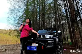 提前10年退休，开越野车环游中国，她说：女人，一定要为自己而活图片