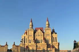 这所“显眼包”大学火了，四处伸手给学生要东西，本校生享福了图片