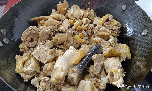 四川人做的土豆烧鸡就是不一样，味道麻辣鲜香，汤汁泡饭也特别香