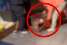 男子路边买车厘子被瞬间调包，拍摄者：动作非常熟练，不仔细看真的看不出来图片