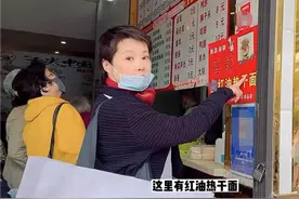 50岁袁立吃路边摊大口嗦粉，上班背超大包坐公交，人来人往无人识图片