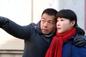 硬汉王挺：本色出演刑警，38岁帮爸爸还债千万，父子俩抱头痛哭图片