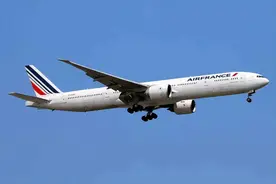 飞机为何要在空中放油？燃油那么贵，不怕洒到人的脸上吗？图片