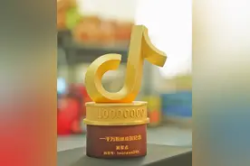 看！河北新闻网又获新奖杯→图片