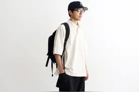 男人驾驭不了流行色，那要穿好“上白下黑”的搭配，造型时髦帅气图片