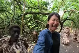 叶子来到原始部落探险，遭遇食人族，居然被对方嫌弃身上的味道？图片