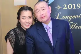 甘比：结识富豪刘銮雄，工资翻10倍，结婚后继承家产成香港女首富图片