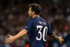 梅西腾空一跃！绝杀瞬间：4万人沸腾，姆巴佩狂喜抱起球王图片