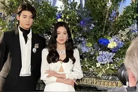 韩国2大神仙颜值合体！宋慧乔霸气甩绯闻 中空长裙合照车银优图片