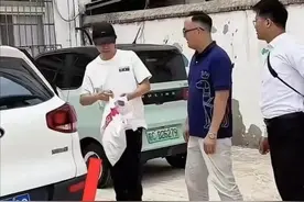 56岁解晓东最新露面！穿399元短袖发型邋遢，背廉价布袋风光不再图片