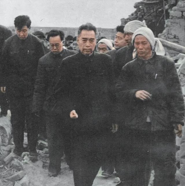 1966年邢台，周总理乘机赶往灾区，途中罕见发火：赶快下去