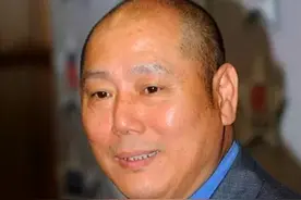 抛妻弃子的李成儒，一个人住在“豪华四合院”，晚年实在“凄惨”图片