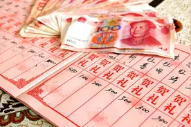 重庆一女子结婚收到“免礼金”贺卡，表示无法接受，引起网友争议图片