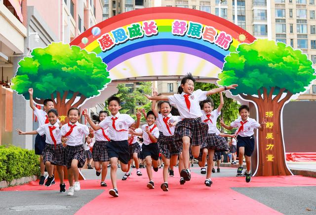肇庆市“红色文艺轻骑兵”文艺志愿者创作的励志歌曲《迎着光》