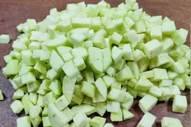 秋天，吃冬瓜丝瓜不如吃茄子，鲜嫩营养，全身是宝，蒸包子吃真香图片