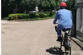 本科生隐瞒学历用高中毕业证“进厂打螺丝”：首要目标是包吃包住，我的青春18元一小时图片