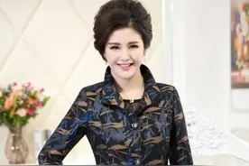 厉害了！妈妈们最爱的中老年服饰一姐，原来还是位90后美少女图片