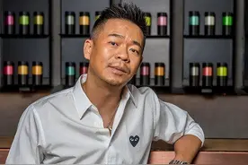 孙浩：26岁上春晚走红，得罪杨坤20年不说话，55岁至今未婚没孩子图片