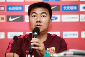 46岁前国脚刘俊威近况：身材发福家庭和睦，和柏华恩爱26年图片