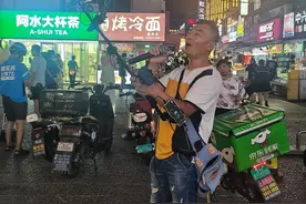 街头草根歌手丨 一位Beyond乐队忠粉的音乐精神传递图片