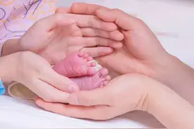 30岁冯女郎官宣生子！全家别样同框宝宝超壮实，嫁神秘老公住别墅图片