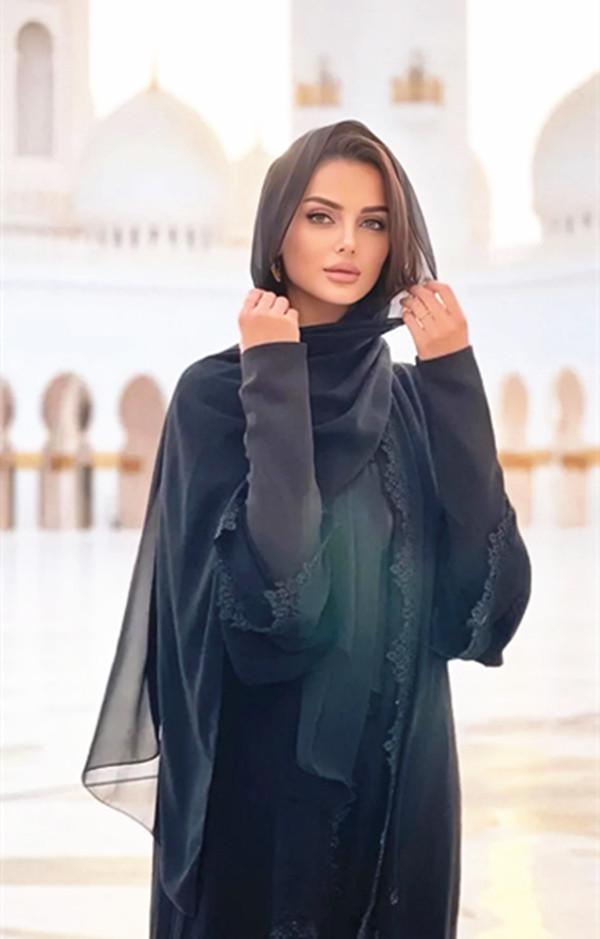 中东第一超模mahlagha,魔鬼身材厚嘴唇,一条项链就价值150万