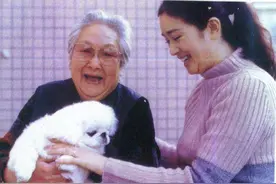 父亲姐姐相继离世，母亲常年患病，57岁的巩俐依然要给老母亲尽孝图片