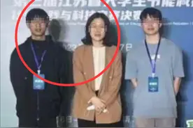 爆南航45岁女教授与男学生同居，街边亲密照流出，大量隐私被扒图片