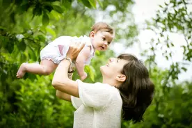 “后悔当妈妈，但我不敢说”：她一句话冲上热搜，刺痛千万女性图片