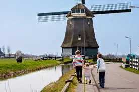 原生家庭悖论现象：家有三孩之为什么我家的老二比老大老幺受宠？图片