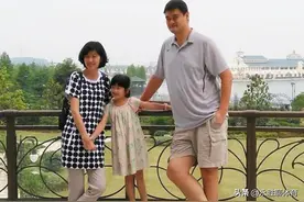 12岁女孩1米9选中打排球，姐姐1米86，网友：母亲身高决定下一代图片