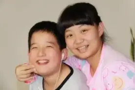 13岁儿子和12岁女儿“抱在一起”，亲兄妹举止亲密，这正常吗？图片