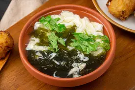 紫菜蛋花汤，紫菜无需下锅煮，大厨教你传统做法，营养鲜味不流失图片