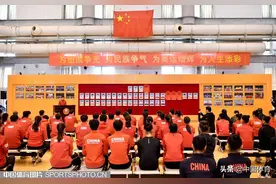 国家蹦床队举行冠军登榜仪式 朱雪莹严浪宇张欣欣胡译乘光荣上榜图片