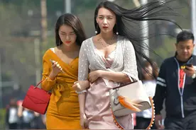 穿搭美图｜街拍大红色高跟鞋搭配连衣长裙穿搭的高挑气质姐妹花图片