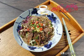 一个人午餐我爱这样吃，一煮一拌5分钟出锅，荤素搭配营养又美味图片