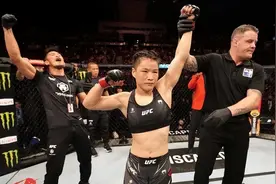 张伟丽轻松把70亿最强男举高高，铁血：我不敢相信这是真的图片