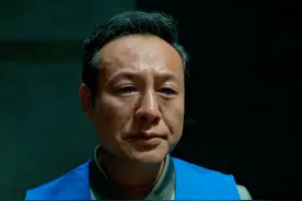 狂飙结局：隔着铁窗，强哥看着安欣，流下了后悔的眼泪图片