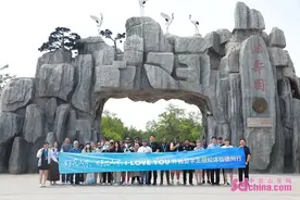 赏古树、摘桑椹、品椹果 国际学生赞叹农桑文化甜蜜之旅图片