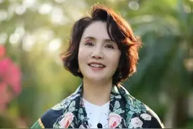 退休也是一枝花！看完央视徐俐的打扮，裙不修身，丝巾披肩太洋气图片