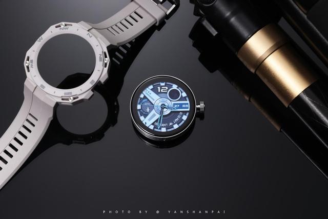 �ܴ�һ���̫���ģ���Ϊ�׿�ɻ����������ֱ�WATCH GT Cyber����