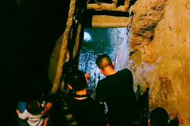 15年前，在家挖出暗河，一天出上千斤鱼的老汉，现在咋样了？图片