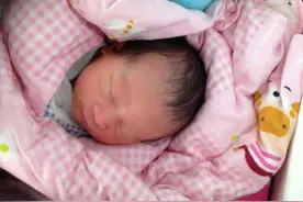 婴儿身上这三种“毛发”不要乱剪乱刮，会影响孩子的颜值和健康图片