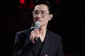 不要再嫌李承铉丑了，看到他的古装照，我都开始羡慕戚薇了图片