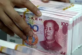 女孩发朋友圈借钱，300个陌生人给她转账，仅用一晚就到账30万图片