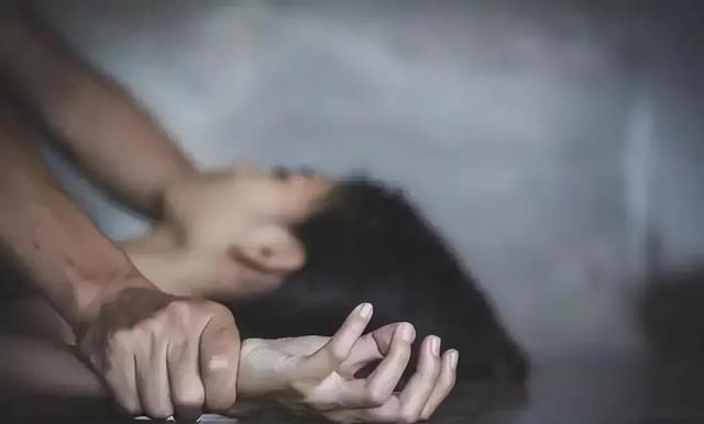 女子被快递员摁在墙上强奸，越反抗越用力，女子哭诉：我腿都软了