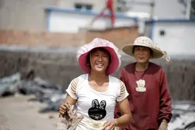 留守妇女为啥在农闲的时候喜欢串门，难道只是因为她们闲吗？图片