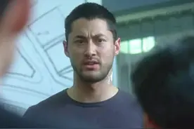 又一星二代当模特！王敏德儿子与妈妈登上杂志封面，22岁高大帅气图片