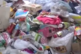 可怕的囤积症，日本富婆把豪宅堆满垃圾，连睡觉的空间都没有图片